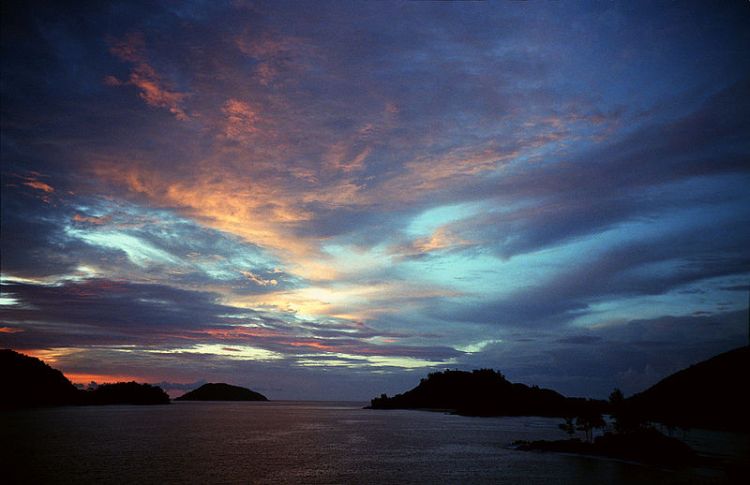 800px-SEYSHELLES_Mahe_Beach_-_Sunset_by_Strzelecki